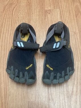 Vintage 2010 Vibram FiveFingers TrekSport, Black, Women's Size 37 / US 6.5 - 7
